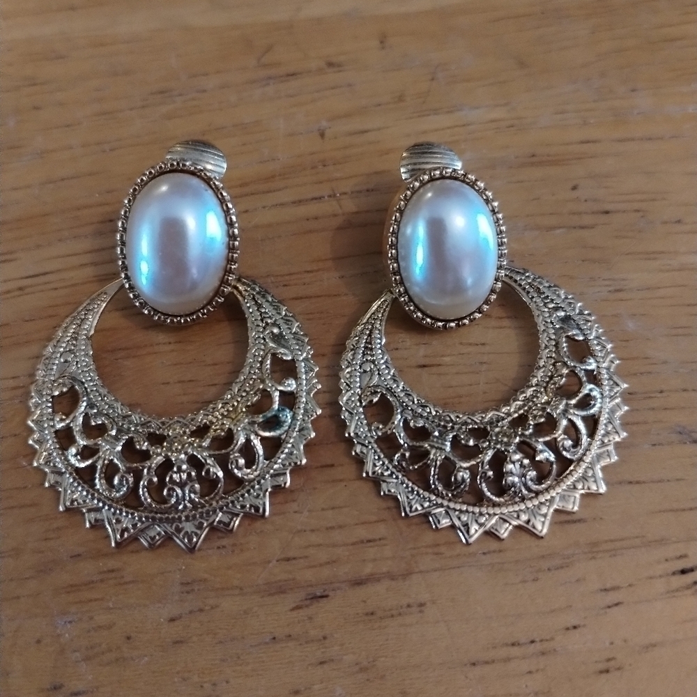 ESTATE Vintage women's faux pearl clip on dangling earrings
